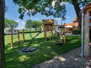 Speeltoestellen op boerderijcamping De Ossewei in Achtmaal, Noord-Brabant.